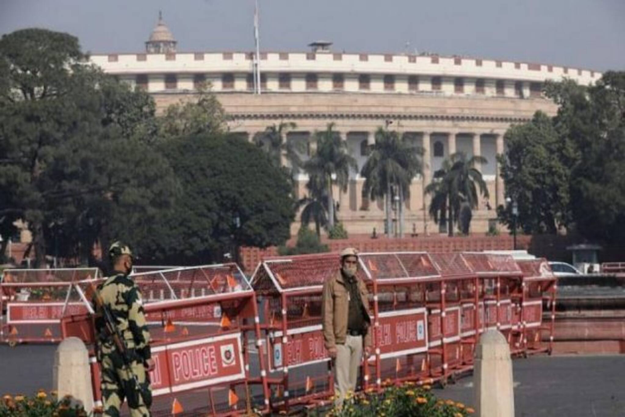 বাজেট অধিবেশনে কৃষকদের বিক্ষোভ এড়াতে রাস্তা আটকাল দিল্লি পুলিশ