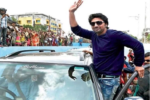 প্রসঙ্গত লদিয়ায় নতুন এলপিজি ইমপোর্ট টার্মিনাল এবং দোবধি- দুর্গাপুর ন্যাচারাল গ্যাস পাইপলাইনের উদ্বোধন করার কথা প্রধানমন্ত্রীর৷ পাশাপাশি আরও একটি প্রকল্পের শিলন্যাস করবেন তিনি৷ অনুষ্ঠানের আমন্ত্রপত্রে কাঁথির সাংসদ শিশির অধিকারী, তমলুকের সাংসদ দিব্যেন্দু অধিকারীর পাশাপাশি মেদিনীপুরের সাংসদ দিলীপ ঘোষ এবং ঘাটালের সাংসদ দেবকেও আমন্ত্রণ জানানো হয়েছিল৷ প্রসঙ্গত লদিয়ায় নতুন এলপিজি ইমপোর্ট টার্মিনাল এবং দোবধি- দুর্গাপুর ন্যাচারাল গ্যাস পাইপলাইনের উদ্বোধন করার কথা প্রধানমন্ত্রীর৷ পাশাপাশি আরও একটি প্রকল্পের শিলন্যাস করবেন তিনি৷ অনুষ্ঠানের আমন্ত্রপত্রে কাঁথির সাংসদ শিশির অধিকারী, তমলুকের সাংসদ দিব্যেন্দু অধিকারীর পাশাপাশি মেদিনীপুরের সাংসদ দিলীপ ঘোষ এবং ঘাটালের সাংসদ দেবকেও আমন্ত্রণ জানানো হয়েছিল৷