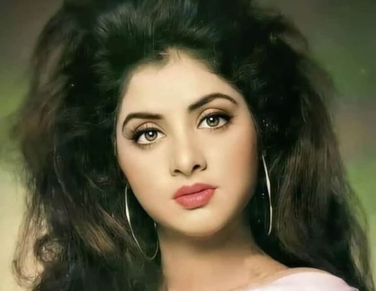 •তেলগু ছবি ববলি রাজা-র মাধ্যমে ফিল্মরে কাজ শুরু করেন দিব্যা৷ ভেঙ্কটেশ, চিরঞ্জীবী, মোহন বাবুর মত বড় স্টারদের সঙ্গে কাজ করেছেন তিনি৷ এর দু’বছর পরই বলিউডে পা রাখেন দিব্যা৷ প্রথম ছবি ছিল শোলা অউর শবনম৷ গোবিন্দার বিপরীতে সেই ছবি ছিল সুপারহিট৷ এরপর একে একে সানি দেওল, শাহরুখ খান, ঋষি কাপুর, অনিল কাপুরের মতো হিরোদের সঙ্গে তিনি স্ক্রিন শেয়ার করে নেন৷ •তেলগু ছবি ববলি রাজা-র মাধ্যমে ফিল্মরে কাজ শুরু করেন দিব্যা৷ ভেঙ্কটেশ, চিরঞ্জীবী, মোহন বাবুর মত বড় স্টারদের সঙ্গে কাজ করেছেন তিনি৷ এর দু’বছর পরই বলিউডে পা রাখেন দিব্যা৷ প্রথম ছবি ছিল শোলা অউর শবনম৷ গোবিন্দার বিপরীতে সেই ছবি ছিল সুপারহিট৷ এরপর একে একে সানি দেওল, শাহরুখ খান, ঋষি কাপুর, অনিল কাপুরের মতো হিরোদের সঙ্গে তিনি স্ক্রিন শেয়ার করে নেন৷