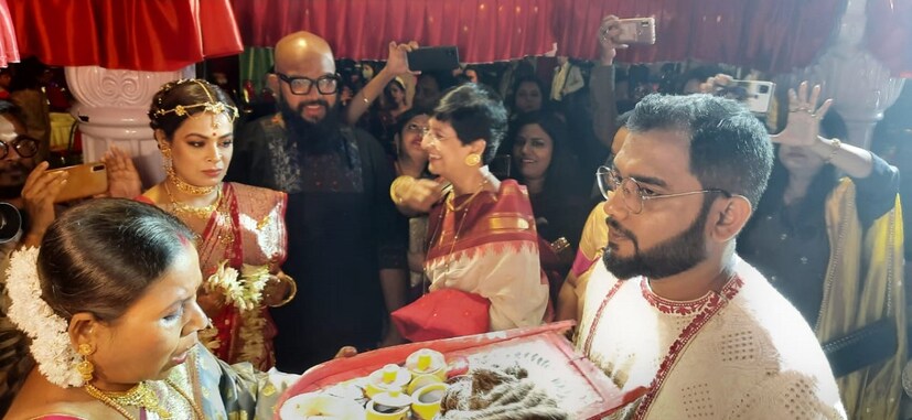 বরণ করা হচ্ছে জামাই নীলাঞ্জনকে।