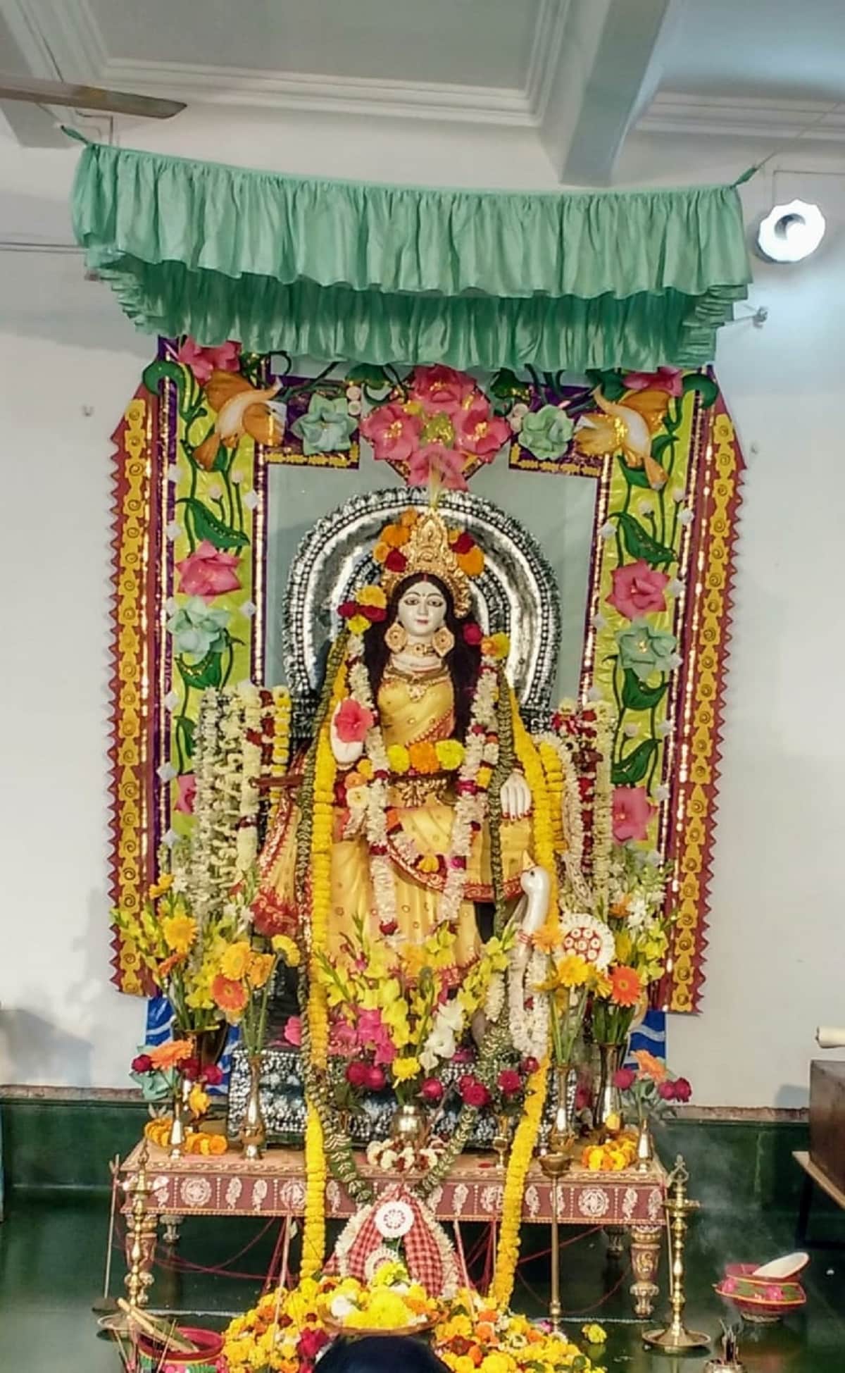বিদ্যার দেবীকে ঘরের মেয়ে হিসেবে অর্চনা করে বাঙালি৷ তাই শুধু শিক্ষাঙ্গনেই নয়, একেবারে ঘরে ঘরে অর্চিতা হন দেবী৷ Photo-File বিদ্যার দেবীকে ঘরের মেয়ে হিসেবে অর্চনা করে বাঙালি৷ তাই শুধু শিক্ষাঙ্গনেই নয়, একেবারে ঘরে ঘরে অর্চিতা হন দেবী৷ Photo-File