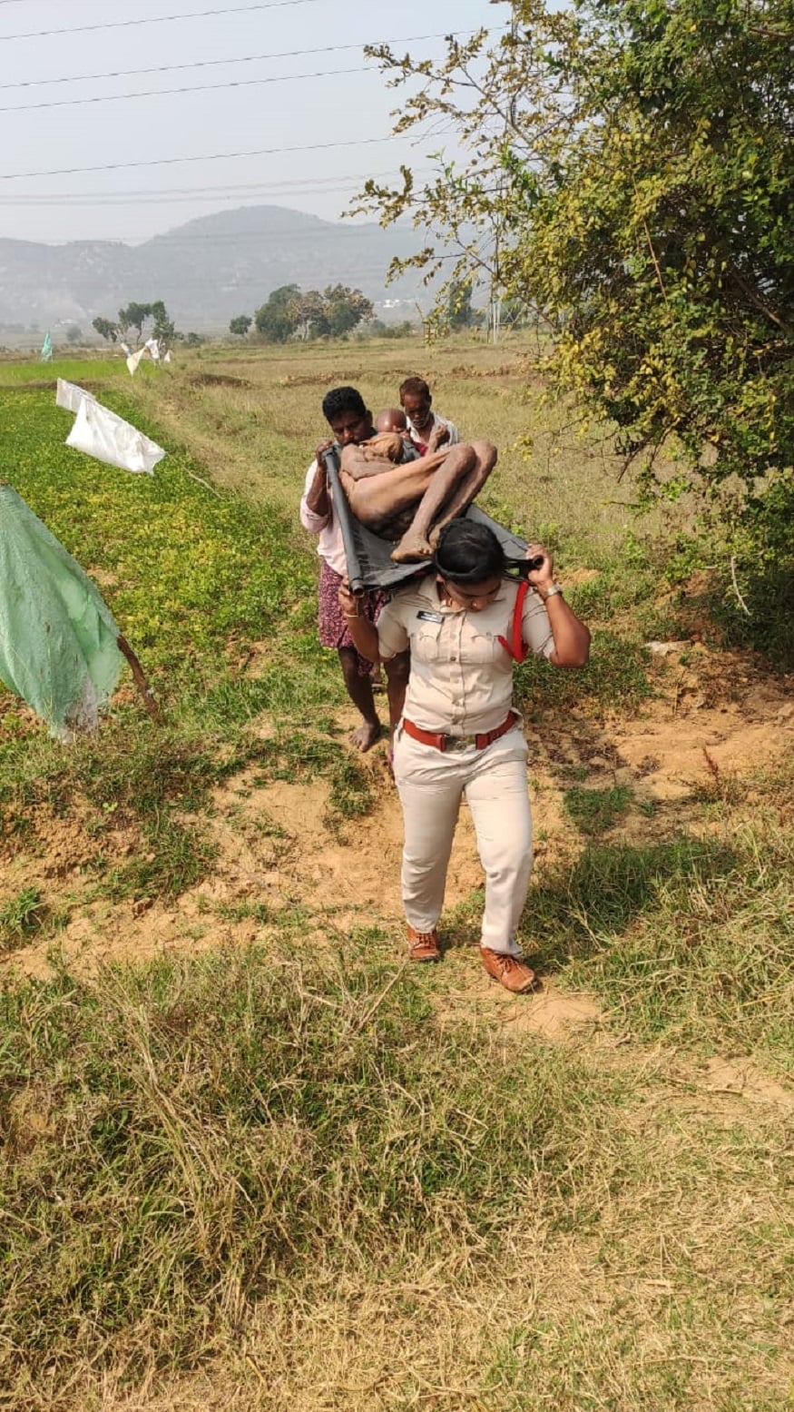 শীর্ষাকে এইভাবে মৃতদেহ তুলে নিতে দেখে কয়েকজন সাহায্যের হাত বাড়িয়ে দেন৷ এরপর তারা স্থানীয় একটি স্বেচ্ছ্বাসেবী সংস্থার সহযোগিতায় দাহকার্য শেষ হয়৷ শীর্ষাকে এইভাবে মৃতদেহ তুলে নিতে দেখে কয়েকজন সাহায্যের হাত বাড়িয়ে দেন৷ এরপর তারা স্থানীয় একটি স্বেচ্ছ্বাসেবী সংস্থার সহযোগিতায় দাহকার্য শেষ হয়৷