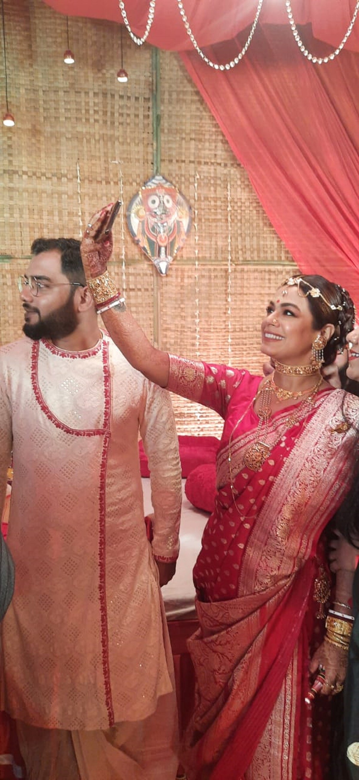 আজ একই দিনে হবে বিয়ের আসর ও রিসেপশন। কনে পক্ষ ও বর পক্ষের যৌথ উদ্যোগেই আয়োজন হয়েছে এই অনুষ্ঠানের। আজ একই দিনে হবে বিয়ের আসর ও রিসেপশন। কনে পক্ষ ও বর পক্ষের যৌথ উদ্যোগেই আয়োজন হয়েছে এই অনুষ্ঠানের।