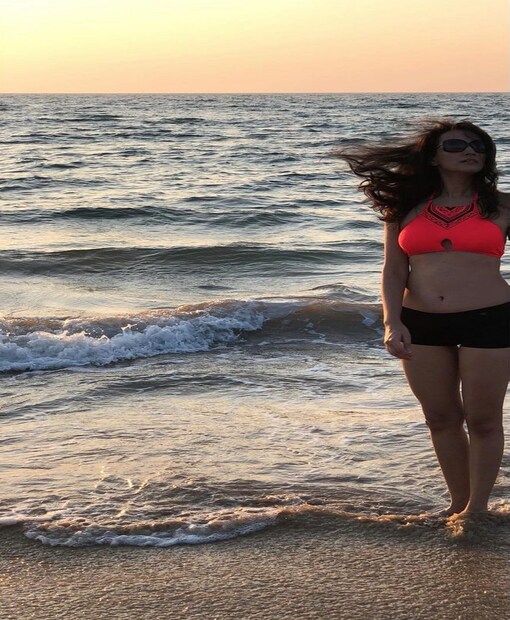 প্রদর্শন করার মতোই নির্মেদ শরীর দীপান্বিতার, বিচওয়্যারে যেন আরও সুন্দর তিনি (ছবি: ইনস্টাগ্রাম)