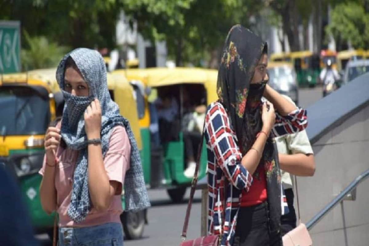 • বাতাসের আপেক্ষিক আর্দ্রতার পরিমাণ ২৭ থেকে ৯৬ শতাংশ। গত ২৪ ঘন্টায় কলকাতায় কোনও বৃষ্টি হয়নি।শনি ও রবিবার উত্তরবঙ্গের দার্জিলিং, কালিম্পং, জলপাইগুড়ি, আলিপুরদুয়ার, কোচবিহার এই পাঁচ জেলায় বজ্রবিদ্যুৎ-সহ বৃষ্টির সম্ভাবনা রয়েছে। • বাতাসের আপেক্ষিক আর্দ্রতার পরিমাণ ২৭ থেকে ৯৬ শতাংশ। গত ২৪ ঘন্টায় কলকাতায় কোনও বৃষ্টি হয়নি।শনি ও রবিবার উত্তরবঙ্গের দার্জিলিং, কালিম্পং, জলপাইগুড়ি, আলিপুরদুয়ার, কোচবিহার এই পাঁচ জেলায় বজ্রবিদ্যুৎ-সহ বৃষ্টির সম্ভাবনা রয়েছে।