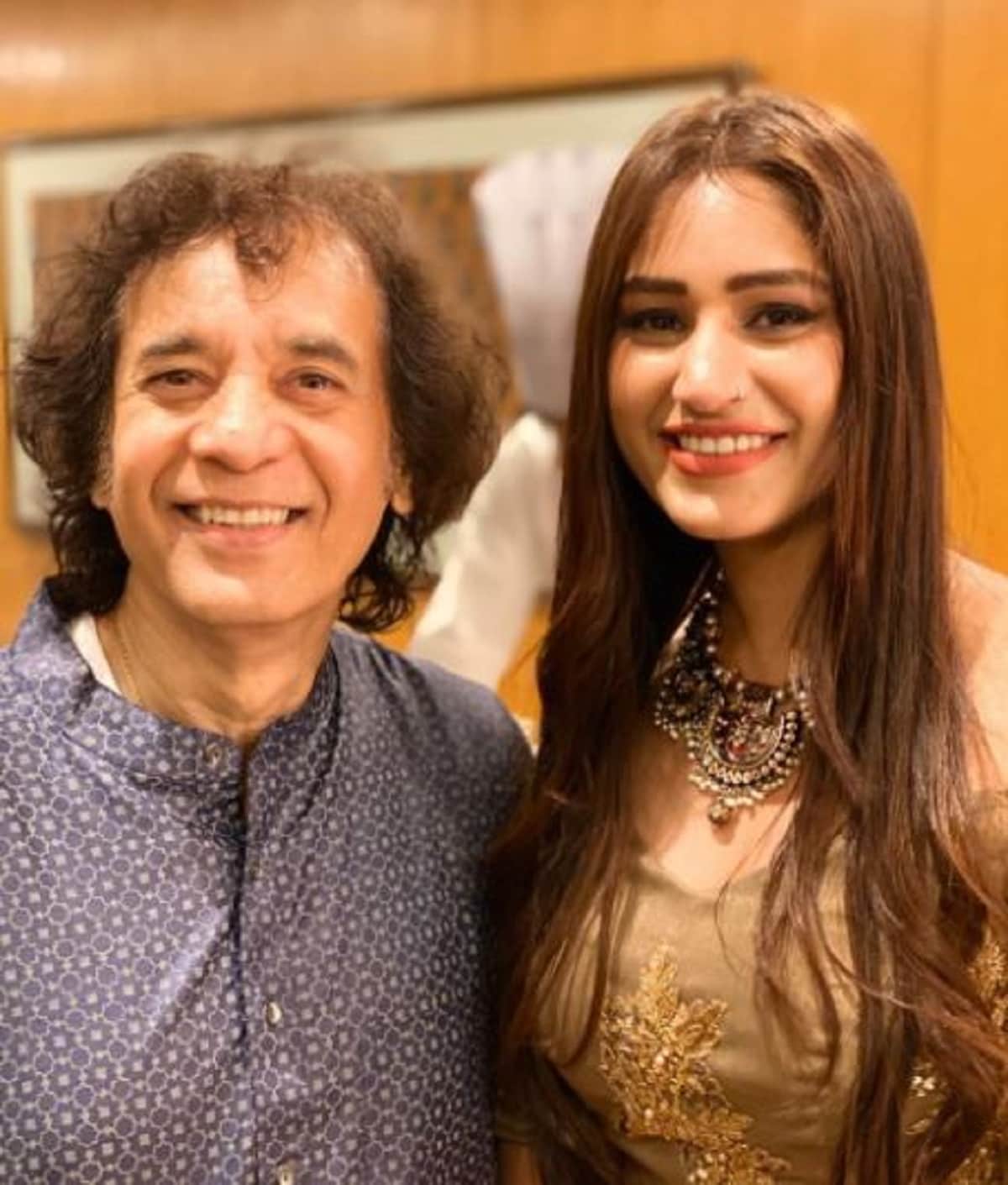 •জাকির জির প্রসঙ্গে গুলজার সাহাব বলেছেন, 'ওঁর আঙুলে জাদু রয়েছে। কী অসাধারণ সব সুর-তাল সৃষ্টি করতে পারে। এই পুরো কাজটাই ও খুব অনায়াসে করে থাকে। দীপক পণ্ডিতজি ও গুলজার সাহেবের সঙ্গে কাজ করেও খুব খুশি জাকির জি। এই অ্যালবমটি বানানোর অন্যতম উদ্যোক্তা দীপক পণ্ডিত জি। তাঁর কথায়, 'আমি ২০০ টির কাছাকাছি অ্যালবম করেছি। হিন্দি ছবিতেও কাজ করেছি। তবে বোলে নয়না একেবারে অন্য রকম একটা কাজ। আমি নিজের সব টুকু দিয়ে এই গানগুলো বানিয়েছি। ৬টি গান রয়েছে এই অ্যালবমে।' •জাকির জির প্রসঙ্গে গুলজার সাহাব বলেছেন, 'ওঁর আঙুলে জাদু রয়েছে। কী অসাধারণ সব সুর-তাল সৃষ্টি করতে পারে। এই পুরো কাজটাই ও খুব অনায়াসে করে থাকে। দীপক পণ্ডিতজি ও গুলজার সাহেবের সঙ্গে কাজ করেও খুব খুশি জাকির জি। এই অ্যালবমটি বানানোর অন্যতম উদ্যোক্তা দীপক পণ্ডিত জি। তাঁর কথায়, 'আমি ২০০ টির কাছাকাছি অ্যালবম করেছি। হিন্দি ছবিতেও কাজ করেছি। তবে বোলে নয়না একেবারে অন্য রকম একটা কাজ। আমি নিজের সব টুকু দিয়ে এই গানগুলো বানিয়েছি। ৬টি গান রয়েছে এই অ্যালবমে।'