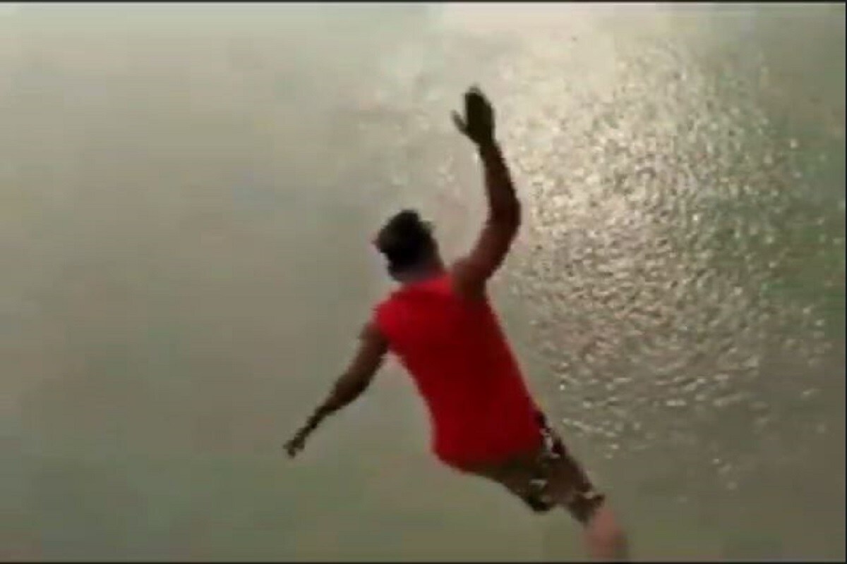 পুলিশ জানিয়েছে, যে দুই যুবক এই কাণ্ড ঘটিয়েছে তাদের নাম মহম্মদ তাস্তগির আলম (২৩) এবং মহম্মদ জাকির সর্দার (২২)৷ ঝাঁপ দেওয়ার পর তাস্তগিরকে পুলিশ উদ্ধার করতে পারলেও খোঁজ নেই জাকিরের৷ (Info-Sushobhan Bhattacharya) পুলিশ জানিয়েছে, যে দুই যুবক এই কাণ্ড ঘটিয়েছে তাদের নাম মহম্মদ তাস্তগির আলম (২৩) এবং মহম্মদ জাকির সর্দার (২২)৷ ঝাঁপ দেওয়ার পর তাস্তগিরকে পুলিশ উদ্ধার করতে পারলেও খোঁজ নেই জাকিরের৷ (Info-Sushobhan Bhattacharya)