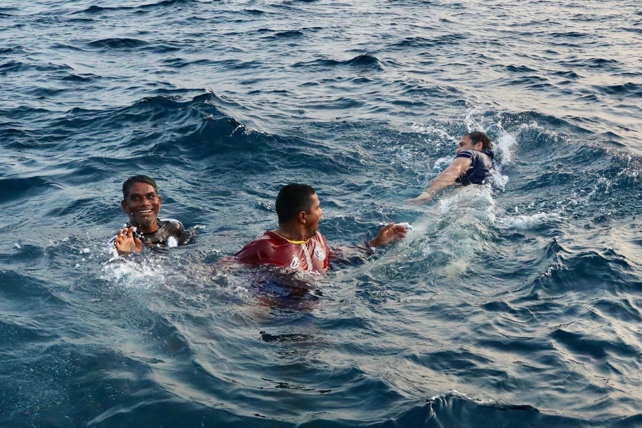 বিরোধী শিবির BJP-র কাছেও বড় টপিক এসে যায়।কারণ ওই দিন রাহুল বলেন, তিনি লক্ষ্য করেছেন, কোনও বিষয় উপর থেকে দেখেই তার খুঁটিনাটি নিয়ে অর্থাৎ তা খুঁটিয়ে বিচার করেন কেরলের মানুষ। কিন্তু উত্তর ভারতের ক্ষেত্রে তা হয় না। রাহুল এও বলেন, এই অভিজ্ঞতা তাঁর ১৫ বছর সাংসদ থাকাকালীন হয়েছে। এই মন্তব্যকেই হাতিয়ার করে ফেলে BJP। তাঁকে আক্রমণ করতে ছাড়েননি স্মৃতি ইরানি থেকে কেন্দ্রীয় মন্ত্রীসভার একাধিক সদস্য। এই বিষয়ে কংগ্রেসের কোনও বিক্ষুব্ধ নেতাকেই পাশে পাননি রাহুল। যদিও কংগ্রেসের মুখপাত্র রণদীপ সূর্যেওয়ালা (Randeep Singh Surjewala) রাহুলের পক্ষেই সাফাই দিয়েছেন। বিরোধী শিবির BJP-র কাছেও বড় টপিক এসে যায়।কারণ ওই দিন রাহুল বলেন, তিনি লক্ষ্য করেছেন, কোনও বিষয় উপর থেকে দেখেই তার খুঁটিনাটি নিয়ে অর্থাৎ তা খুঁটিয়ে বিচার করেন কেরলের মানুষ। কিন্তু উত্তর ভারতের ক্ষেত্রে তা হয় না। রাহুল এও বলেন, এই অভিজ্ঞতা তাঁর ১৫ বছর সাংসদ থাকাকালীন হয়েছে। এই মন্তব্যকেই হাতিয়ার করে ফেলে BJP। তাঁকে আক্রমণ করতে ছাড়েননি স্মৃতি ইরানি থেকে কেন্দ্রীয় মন্ত্রীসভার একাধিক সদস্য। এই বিষয়ে কংগ্রেসের কোনও বিক্ষুব্ধ নেতাকেই পাশে পাননি রাহুল। যদিও কংগ্রেসের মুখপাত্র রণদীপ সূর্যেওয়ালা (Randeep Singh Surjewala) রাহুলের পক্ষেই সাফাই দিয়েছেন।