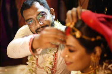 ইমন ও নীলাঞ্জনের বিয়ের মেনুতে ছিল বাঙালিয়ানার ছোঁয়া। প্রতিটি খাবারই ছিল বাঙালি হেঁশেলের বিশেষ খাবার। স্টার্টার থেকে শুরু করে ডেজার্ট ইমনের বিয়েতে বাঙালি খাবারই নজর কাড়ে। কী কী ছিল সেই মেনুতে, জেনে নেওয়া যাক। ইমন ও নীলাঞ্জনের বিয়ের মেনুতে ছিল বাঙালিয়ানার ছোঁয়া। প্রতিটি খাবারই ছিল বাঙালি হেঁশেলের বিশেষ খাবার। স্টার্টার থেকে শুরু করে ডেজার্ট ইমনের বিয়েতে বাঙালি খাবারই নজর কাড়ে। কী কী ছিল সেই মেনুতে, জেনে নেওয়া যাক।