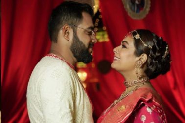 অর্থাৎ বিয়েতে নিমন্ত্রিত অতিথিরা যে পাত পেড়ে, কব্জি ডুবিয়ে বাঙালি খাবার খেয়েছেন তা বলাই বাহুল্য। বিয়ের অতিথি তালিকাতেও ছিল চমক। উপস্থিত ছিল টলিপাড়ার সঙ্গীত ও অভিনয় জগতের বহু তারকা। অভিনয় জগত থেকে স্বস্ত্রীক উপস্থিত ছিলেন পরিচালক সৃজিত মুখোপাধ্যায়, অরিন্দম শীল, শিবপ্রসাদ মুখোপাধ্যায়, নন্দিতা রায়, দেবলীনা কুমার, গৌরব চট্টোপাধ্যায়, মানালি, সহ আরও অনেকে। অর্থাৎ বিয়েতে নিমন্ত্রিত অতিথিরা যে পাত পেড়ে, কব্জি ডুবিয়ে বাঙালি খাবার খেয়েছেন তা বলাই বাহুল্য। বিয়ের অতিথি তালিকাতেও ছিল চমক। উপস্থিত ছিল টলিপাড়ার সঙ্গীত ও অভিনয় জগতের বহু তারকা। অভিনয় জগত থেকে স্বস্ত্রীক উপস্থিত ছিলেন পরিচালক সৃজিত মুখোপাধ্যায়, অরিন্দম শীল, শিবপ্রসাদ মুখোপাধ্যায়, নন্দিতা রায়, দেবলীনা কুমার, গৌরব চট্টোপাধ্যায়, মানালি, সহ আরও অনেকে।