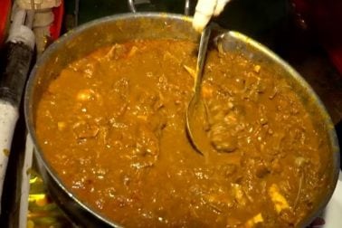 আমিষ খাবারেও ছিল বাঙালিয়ানার ছোঁয়া। ছিল বাঙালির প্রিয় ফিশ বাটার ফ্রাই, সর্ষে পাবদা, মাটন কোর্মা। শেষ পাতে ছিল আমের চাটনি। ডেজার্টে জল ভরা সন্দেশ, লর্ড চমচম, গাজরের হালুয়া, মিষ্টি দই ও পান। আমিষ খাবারেও ছিল বাঙালিয়ানার ছোঁয়া। ছিল বাঙালির প্রিয় ফিশ বাটার ফ্রাই, সর্ষে পাবদা, মাটন কোর্মা। শেষ পাতে ছিল আমের চাটনি। ডেজার্টে জল ভরা সন্দেশ, লর্ড চমচম, গাজরের হালুয়া, মিষ্টি দই ও পান।