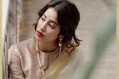 কয়েকদিন আগেই জাহ্নবীর বেলি ডান্সের একটি ভিডিও নজর কেড়েছিল সোশ্যাল মিডিয়ার। কাজের ফাঁকে নাচ ও ছবি আঁকাকেও সমান গুরুত্ব দেন তিনি। লকডাউন পর্বে বাড়িতে বসে প্রচুর ছবি এঁকেছেন নায়িকা। নিজের ইনস্টাগ্রামে শেয়ারও করেছিলেন সেই সব ছবি। কয়েকদিন আগেই জাহ্নবীর বেলি ডান্সের একটি ভিডিও নজর কেড়েছিল সোশ্যাল মিডিয়ার। কাজের ফাঁকে নাচ ও ছবি আঁকাকেও সমান গুরুত্ব দেন তিনি। লকডাউন পর্বে বাড়িতে বসে প্রচুর ছবি এঁকেছেন নায়িকা। নিজের ইনস্টাগ্রামে শেয়ারও করেছিলেন সেই সব ছবি।