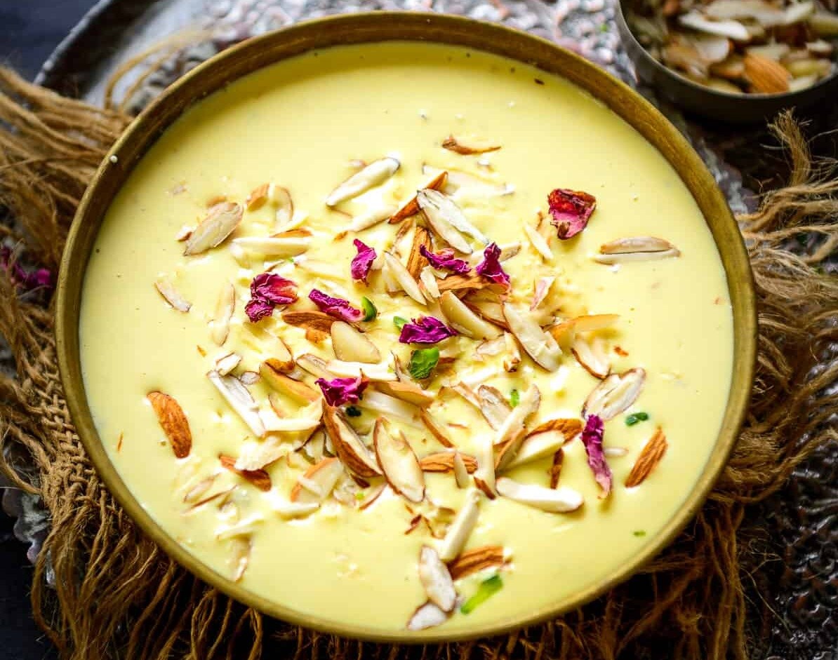 ক্ষীর - পায়েস আর ক্ষীরকে টাকার এপিঠ-ওপিঠ বলা যেতে পারে। মজার বিষয় হল পায়েসকে বাঙালি ব্যতীত বাকিরা ক্ষীর বলেন। আর বাঙালিরা ঘন জ্বাল দেওয়া মিষ্টি দুধের পদকে ক্ষীর বলেন। ক্ষীর - পায়েস আর ক্ষীরকে টাকার এপিঠ-ওপিঠ বলা যেতে পারে। মজার বিষয় হল পায়েসকে বাঙালি ব্যতীত বাকিরা ক্ষীর বলেন। আর বাঙালিরা ঘন জ্বাল দেওয়া মিষ্টি দুধের পদকে ক্ষীর বলেন।