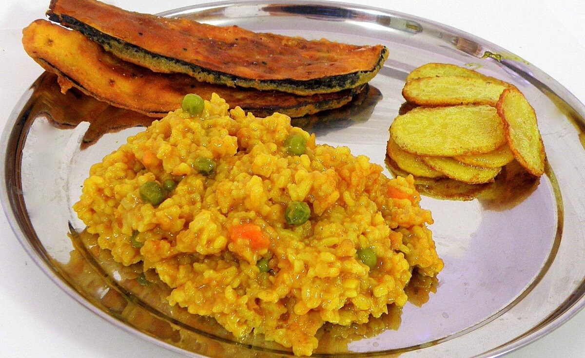 খিচুড়ি - কিচ্ছু করার নেই! জাস্ট কিচ্ছু করার নেই। এই পদটি যাকে বলে সর্বদাই এক নম্বরে। ভালো সুগন্ধি চাল আর মুগ ডাল মিশিয়ে ঝাল ঝাল সুস্বাদু এই খাবার সরস্বতী পুজো স্পেশ্যাল। রান্না হয়ে গেলে ঠাকুরকে সবার আগে নিবেদন করলেই সেটা খিচুড়ি ভোগ হয়ে যায়! খিচুড়ি - কিচ্ছু করার নেই! জাস্ট কিচ্ছু করার নেই। এই পদটি যাকে বলে সর্বদাই এক নম্বরে। ভালো সুগন্ধি চাল আর মুগ ডাল মিশিয়ে ঝাল ঝাল সুস্বাদু এই খাবার সরস্বতী পুজো স্পেশ্যাল। রান্না হয়ে গেলে ঠাকুরকে সবার আগে নিবেদন করলেই সেটা খিচুড়ি ভোগ হয়ে যায়!