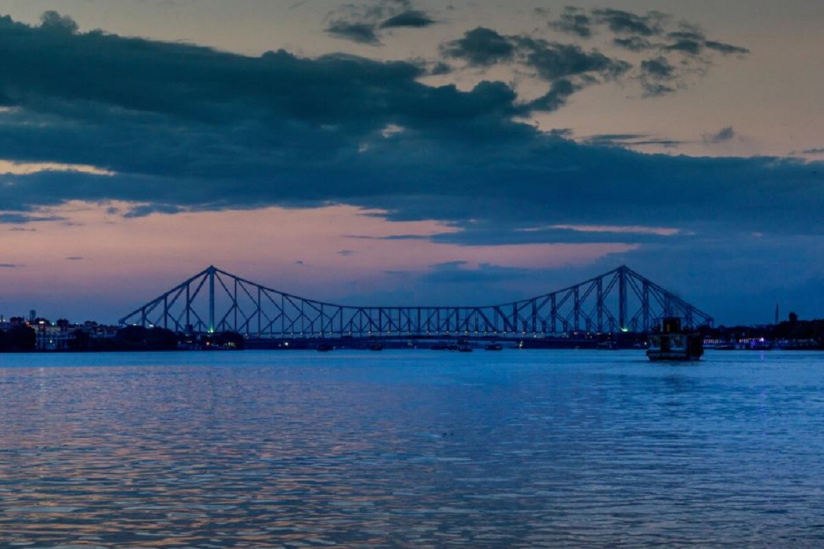 দক্ষিণবঙ্গে আংশিক মেঘলা আকাশ। পুবালি হাওয়ায় সাগর থেকে জলীয়বাষ্প ঢুকছে রাজ্যে। পশ্চিমী ঝঞ্ঝার শীতল হাওয়া ও পুবালির গরম হাওয়ার সংঘাতে বৃষ্টির সম্ভাবনা দক্ষিণবঙ্গে। শনি ও রবি বৃষ্টি হবে পশ্চিমের জেলাগুলিতে। দক্ষিণবঙ্গে আংশিক মেঘলা আকাশ। পুবালি হাওয়ায় সাগর থেকে জলীয়বাষ্প ঢুকছে রাজ্যে। পশ্চিমী ঝঞ্ঝার শীতল হাওয়া ও পুবালির গরম হাওয়ার সংঘাতে বৃষ্টির সম্ভাবনা দক্ষিণবঙ্গে। শনি ও রবি বৃষ্টি হবে পশ্চিমের জেলাগুলিতে।