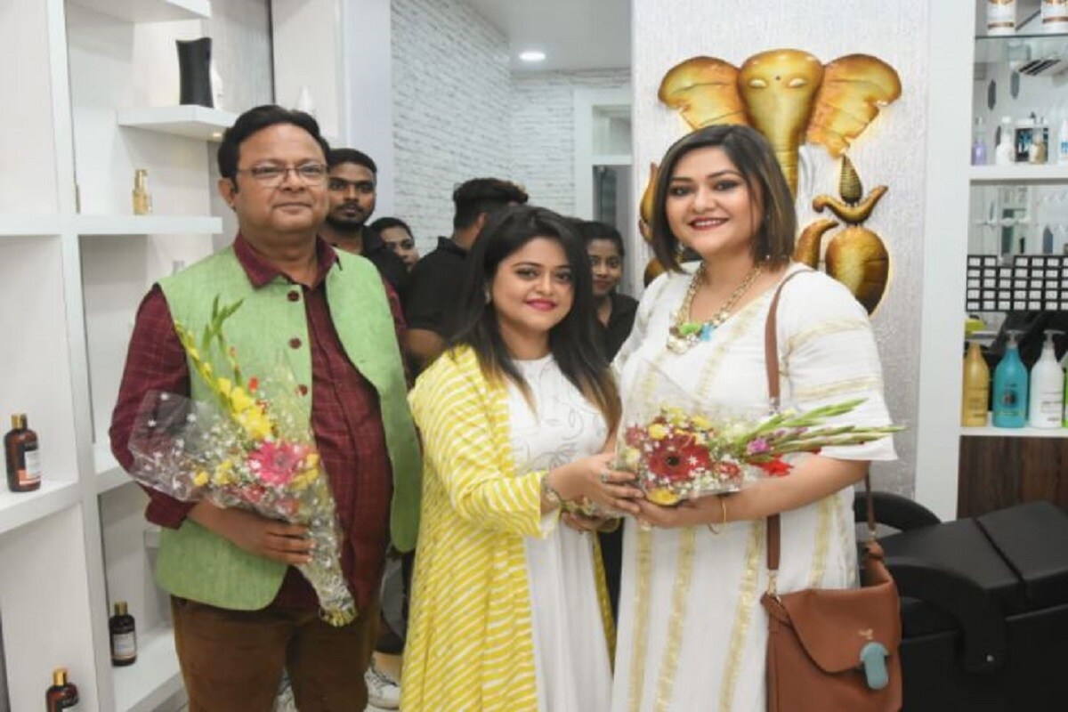 •কনীনিকা বন্দোপাধ্যায় চুল কাটতে এসেছেন আর চুল কেটে দিচ্ছেন সিধু।এরম দৃশ্য সত্যি চমক লাগালো পূর্ণ দাস রোডের •কনীনিকা বন্দোপাধ্যায় চুল কাটতে এসেছেন আর চুল কেটে দিচ্ছেন সিধু।এরম দৃশ্য সত্যি চমক লাগালো পূর্ণ দাস রোডের
