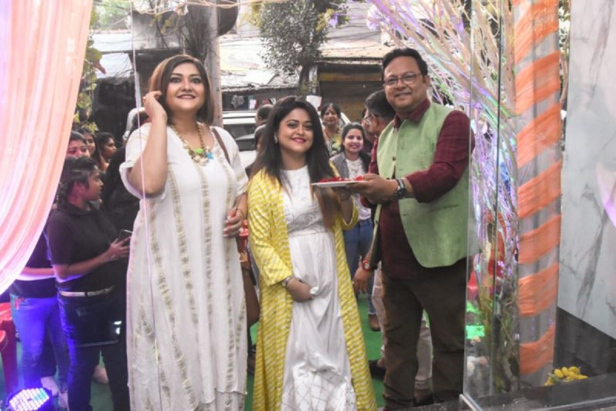 •দুজনই খুব ভাল বন্ধু কিন্তু এরকম এক মুহূর্তের যে সাক্ষী হতে হবে চুল কাটতে এসে অনেকেই হয়তো ভাবেননি।শুধু কি তাই!এর পর সিধুর চুল ব্লোয়ার দিয়ে শুকিয়ে দিলেন কনীনিকা,চুলের কিছুটা কালারও করলেন সিধু।সেলুনে এসে লোকে নিজেদের প্রয়োজন ভুলে দেখতে লাগলেন এমন চমক ভরা দৃশ্যগুলো।নিজেদের ফোনে তুলে রাখলেন ছবি। •দুজনই খুব ভাল বন্ধু কিন্তু এরকম এক মুহূর্তের যে সাক্ষী হতে হবে চুল কাটতে এসে অনেকেই হয়তো ভাবেননি।শুধু কি তাই!এর পর সিধুর চুল ব্লোয়ার দিয়ে শুকিয়ে দিলেন কনীনিকা,চুলের কিছুটা কালারও করলেন সিধু।সেলুনে এসে লোকে নিজেদের প্রয়োজন ভুলে দেখতে লাগলেন এমন চমক ভরা দৃশ্যগুলো।নিজেদের ফোনে তুলে রাখলেন ছবি।