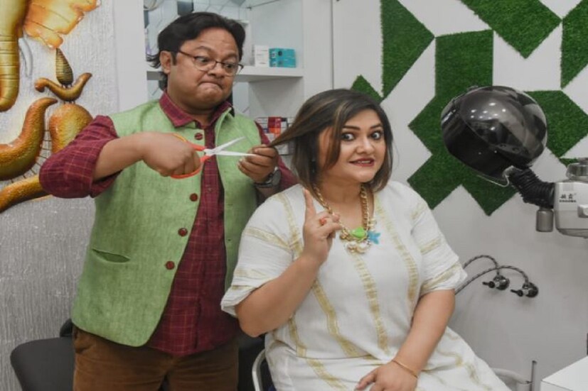 •এহেন কান্ডকারখানা দেখে সবাই বেশ মজা পেলেন।সুদীপ্তা দত্ত,বেলে কার্লস এর সর্বময় কর্তী জানালেন,&quot; এই সেলুনের আনুষ্ঠানিক উদ্বোধন হল আজ।সেখানে এসে দুই বন্ধুর এমন সারপ্রাইজিং কাণ্ডকারখানা দেখে উপস্থিত সবাই বেশ খুশি কিছুটা হতবাকও বটে।&quot;
