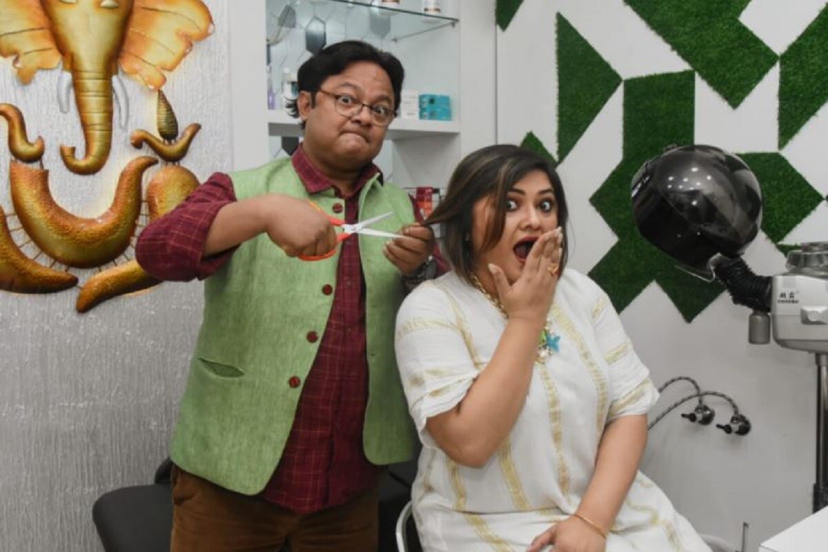 •কখনও কখনও এমন কিছু ঘটনা ঘটে যা বেশ মজার।সেরকমই এক কান্ড ঘটলো শহরে।অনেকদিনের দুই বন্ধু সিধু ও কনীনিকা।দুজনেই হাজির এক এক পার্লারে।কিন্তু হঠাৎ করে এ কী হল সিধুর? হাতে সোজা কাঁচি তুলে নিয়ে সটান কনীনিকার চুল কাটতে শুরু করে দিলেন তিনি।হেয়ার স্টাইলিস্টের জন্য অপেক্ষাও করলেন না। •কখনও কখনও এমন কিছু ঘটনা ঘটে যা বেশ মজার।সেরকমই এক কান্ড ঘটলো শহরে।অনেকদিনের দুই বন্ধু সিধু ও কনীনিকা।দুজনেই হাজির এক এক পার্লারে।কিন্তু হঠাৎ করে এ কী হল সিধুর? হাতে সোজা কাঁচি তুলে নিয়ে সটান কনীনিকার চুল কাটতে শুরু করে দিলেন তিনি।হেয়ার স্টাইলিস্টের জন্য অপেক্ষাও করলেন না।