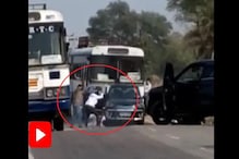 রাস্তায় কোপানো হচ্ছে দম্পতিকে,মোবাইল বের করে 'খুনের' ভিডি তুলতে ব্যস্ত যাত্রীরা রাস্তায় কোপানো হচ্ছে দম্পতিকে,মোবাইল বের করে 'খুনের' ভিডি তুলতে ব্যস্ত যাত্রীরা