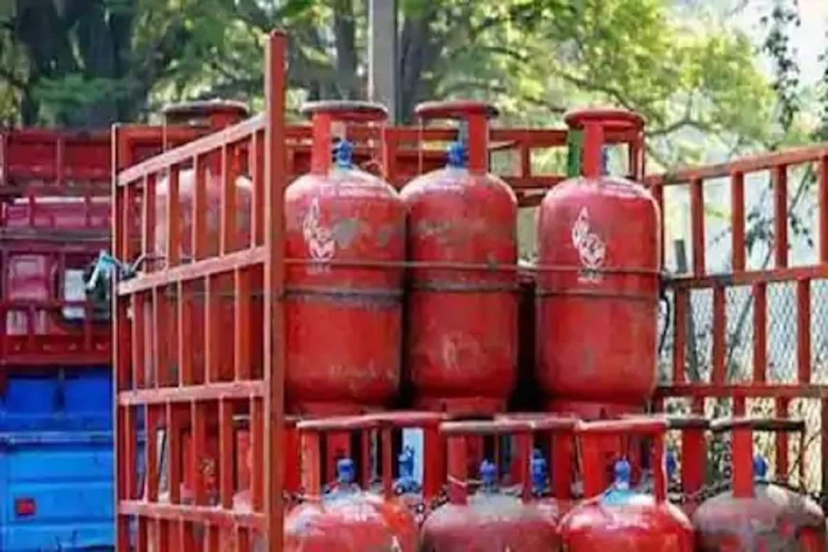 আসলে গ্যাসের দাম বাড়া কমা নির্ভর করে রাষ্ট্রায়ত্ত তেল সংস্থাগুলির মাসিক দরদামের উপরে আন্তর্জাতিক বাজারে তেলের দাম, মুদ্রার মূল্যের উপর ভিত্তি করে এই দাম স্থির করা হয়। আসলে গ্যাসের দাম বাড়া কমা নির্ভর করে রাষ্ট্রায়ত্ত তেল সংস্থাগুলির মাসিক দরদামের উপরে আন্তর্জাতিক বাজারে তেলের দাম, মুদ্রার মূল্যের উপর ভিত্তি করে এই দাম স্থির করা হয়।