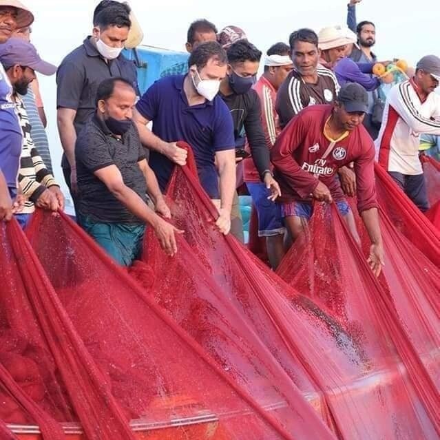 হেরে গিয়েছিলেন উত্তরপ্রদেশের অমেঠিতে। BJP নেত্রী তথা বর্তমান কেন্দ্রীয় মন্ত্রী স্মৃতি ইরানি (Smriti Irani) তাঁকে পরাজিত করে কেন্দ্রীয় মন্ত্রিসভায় টিকিট পান। কিন্তু রাহুল গান্ধী (Rahul Gandhi) লোকসভায় যান কেরলের ওয়াইনাড থেকে জিতে। ভোটের আগে সেই কেরলেই গিয়েছেন তিনি। কিন্তু সেখানে করা একাধিক বেফাঁস মন্তব্যের জন্য আজ তিনি মিমের স্বীকার। এই ধরনের মন্তব্যের জন্য পাশে পাননি নিজের দলের বিক্ষুব্ধ নেতাদেরও।এর আগে একাধিকবার বেফাঁস মন্তব্যের জন্য ট্রোল হয়েছেন রাহুল গান্ধী। সমালোচকদের খোরাক হয়েছেন তিনি। এবারও ভোটের আগে সেই একই কাজ করলেন কেরলে গিয়ে। মঙ্গলবার প্রথমে উত্তর ভারত নিয়ে এমন এক মন্তব্য করেন, যা নিয়ে শোরগোল পড়ে যায়। হেরে গিয়েছিলেন উত্তরপ্রদেশের অমেঠিতে। BJP নেত্রী তথা বর্তমান কেন্দ্রীয় মন্ত্রী স্মৃতি ইরানি (Smriti Irani) তাঁকে পরাজিত করে কেন্দ্রীয় মন্ত্রিসভায় টিকিট পান। কিন্তু রাহুল গান্ধী (Rahul Gandhi) লোকসভায় যান কেরলের ওয়াইনাড থেকে জিতে। ভোটের আগে সেই কেরলেই গিয়েছেন তিনি। কিন্তু সেখানে করা একাধিক বেফাঁস মন্তব্যের জন্য আজ তিনি মিমের স্বীকার। এই ধরনের মন্তব্যের জন্য পাশে পাননি নিজের দলের বিক্ষুব্ধ নেতাদেরও।এর আগে একাধিকবার বেফাঁস মন্তব্যের জন্য ট্রোল হয়েছেন রাহুল গান্ধী। সমালোচকদের খোরাক হয়েছেন তিনি। এবারও ভোটের আগে সেই একই কাজ করলেন কেরলে গিয়ে। মঙ্গলবার প্রথমে উত্তর ভারত নিয়ে এমন এক মন্তব্য করেন, যা নিয়ে শোরগোল পড়ে যায়।