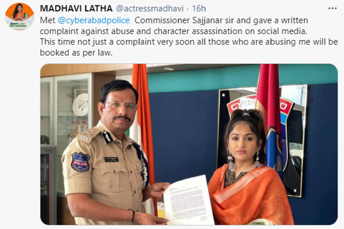 •দক্ষিণী অভিনেত্রী মাধবীলতা সাইবারবাদ পুলিশ কমিশনার ভিসি সজ্জানার কাছে অভিযোগ জানান এই মর্মে যে, তাঁর বিরুদ্ধে আপত্তিকর মন্তব্য করা হচ্ছে এবং এর ফলে তাঁর ভাবমূর্তি কালিমালিপ্ত হচ্ছে৷ •দক্ষিণী অভিনেত্রী মাধবীলতা সাইবারবাদ পুলিশ কমিশনার ভিসি সজ্জানার কাছে অভিযোগ জানান এই মর্মে যে, তাঁর বিরুদ্ধে আপত্তিকর মন্তব্য করা হচ্ছে এবং এর ফলে তাঁর ভাবমূর্তি কালিমালিপ্ত হচ্ছে৷