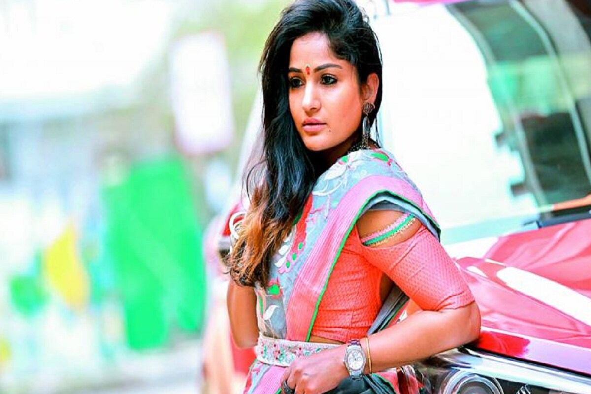 •তিনি বিজেপি সমর্থক৷ এক বিশেষ ধর্মের ধর্মীয় ইমারত ভেঙে দেওয়ার বিষয়ে সোচ্চার হন তিনি৷ তারপর থেকে তাঁর সোশ্যাল মিডিয়ায় তাঁকে নিয়ে শুরু হয় জোর চর্চা, এমনকি তাঁকে বিরুদ্ধে আসতে থাকে কু-মন্তব্য৷ •তিনি বিজেপি সমর্থক৷ এক বিশেষ ধর্মের ধর্মীয় ইমারত ভেঙে দেওয়ার বিষয়ে সোচ্চার হন তিনি৷ তারপর থেকে তাঁর সোশ্যাল মিডিয়ায় তাঁকে নিয়ে শুরু হয় জোর চর্চা, এমনকি তাঁকে বিরুদ্ধে আসতে থাকে কু-মন্তব্য৷