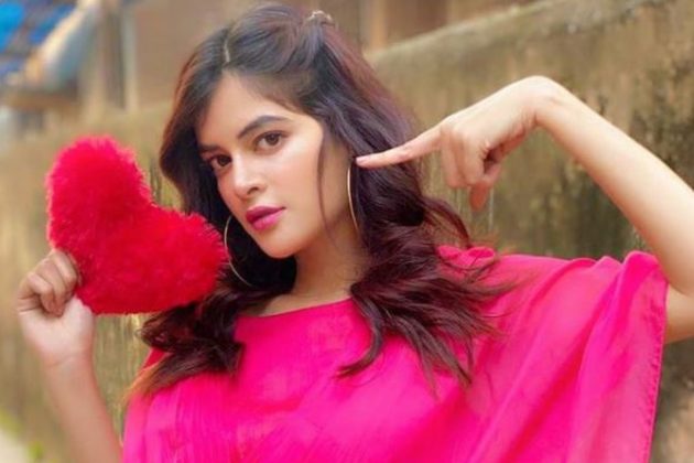 হটপিঙ্ক রঙের এই পোশাকে ছবি পোস্ট করেছেন মধুমিতা সরকার। সঙ্গে লিখেছেন এই হৃদয়টাই যথেষ্ট। একসময়ে পরিচালক অভিনেতা সৌরভ চক্রবর্তীর সঙ্গে বিয়ে হয়েছিল তাঁর। সেই সম্পর্ক বিচ্ছেদ হলেও তার পর থেকে সিঙ্গল মধুমিতা। তবে সেই জন্য কোনও আক্ষেপ নেই তাঁর। হটপিঙ্ক রঙের এই পোশাকে ছবি পোস্ট করেছেন মধুমিতা সরকার। সঙ্গে লিখেছেন এই হৃদয়টাই যথেষ্ট। একসময়ে পরিচালক অভিনেতা সৌরভ চক্রবর্তীর সঙ্গে বিয়ে হয়েছিল তাঁর। সেই সম্পর্ক বিচ্ছেদ হলেও তার পর থেকে সিঙ্গল মধুমিতা। তবে সেই জন্য কোনও আক্ষেপ নেই তাঁর।