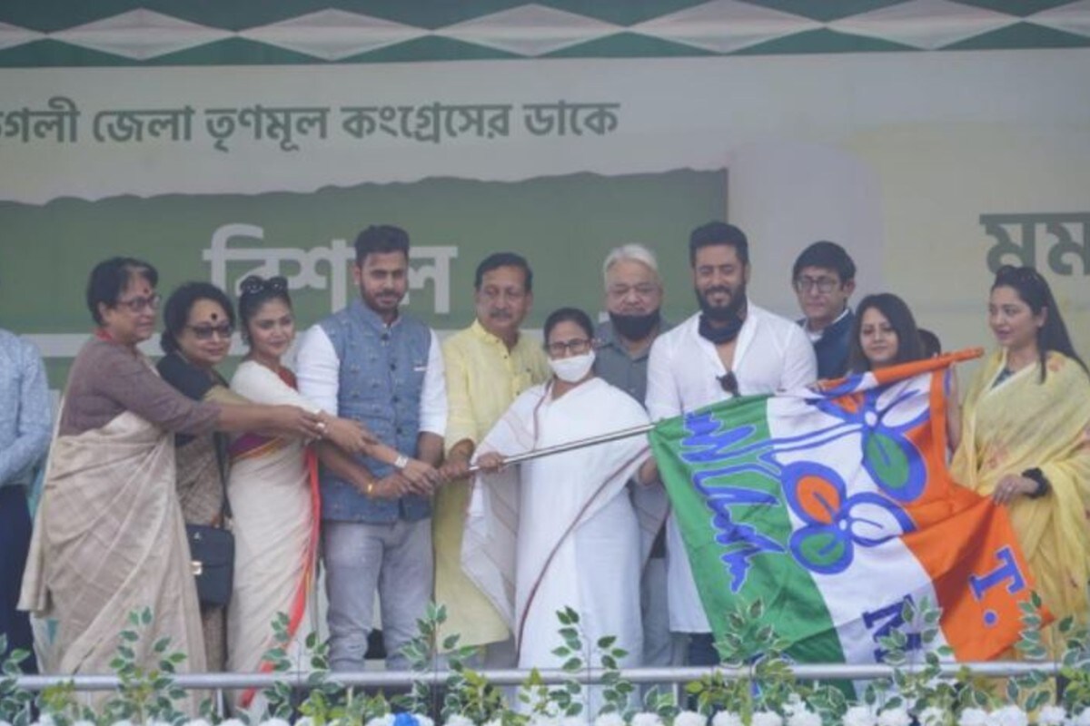 রাজনীতির ময়দানে একের পর এক অভিনয় জগতের তারকারা যোগ দিচ্ছেন। আজ আবারও সেই একই চিত্রের সাক্ষী থাকল বাংলার মানুষ। আজ হুগলির ডানলপ ময়দানে অভিনয় ও ক্রীড়া জগতের বেশ কয়েকজন তারকা যোগ দিলেন। তৃণমূলের দলীয় পতাকা হাতে তুলে নিয়ে বাংলার মানুষের কাজ করার প্রতিজ্ঞা করলেন তাঁরা। রাজনীতির ময়দানে একের পর এক অভিনয় জগতের তারকারা যোগ দিচ্ছেন। আজ আবারও সেই একই চিত্রের সাক্ষী থাকল বাংলার মানুষ। আজ হুগলির ডানলপ ময়দানে অভিনয় ও ক্রীড়া জগতের বেশ কয়েকজন তারকা যোগ দিলেন। তৃণমূলের দলীয় পতাকা হাতে তুলে নিয়ে বাংলার মানুষের কাজ করার প্রতিজ্ঞা করলেন তাঁরা।
