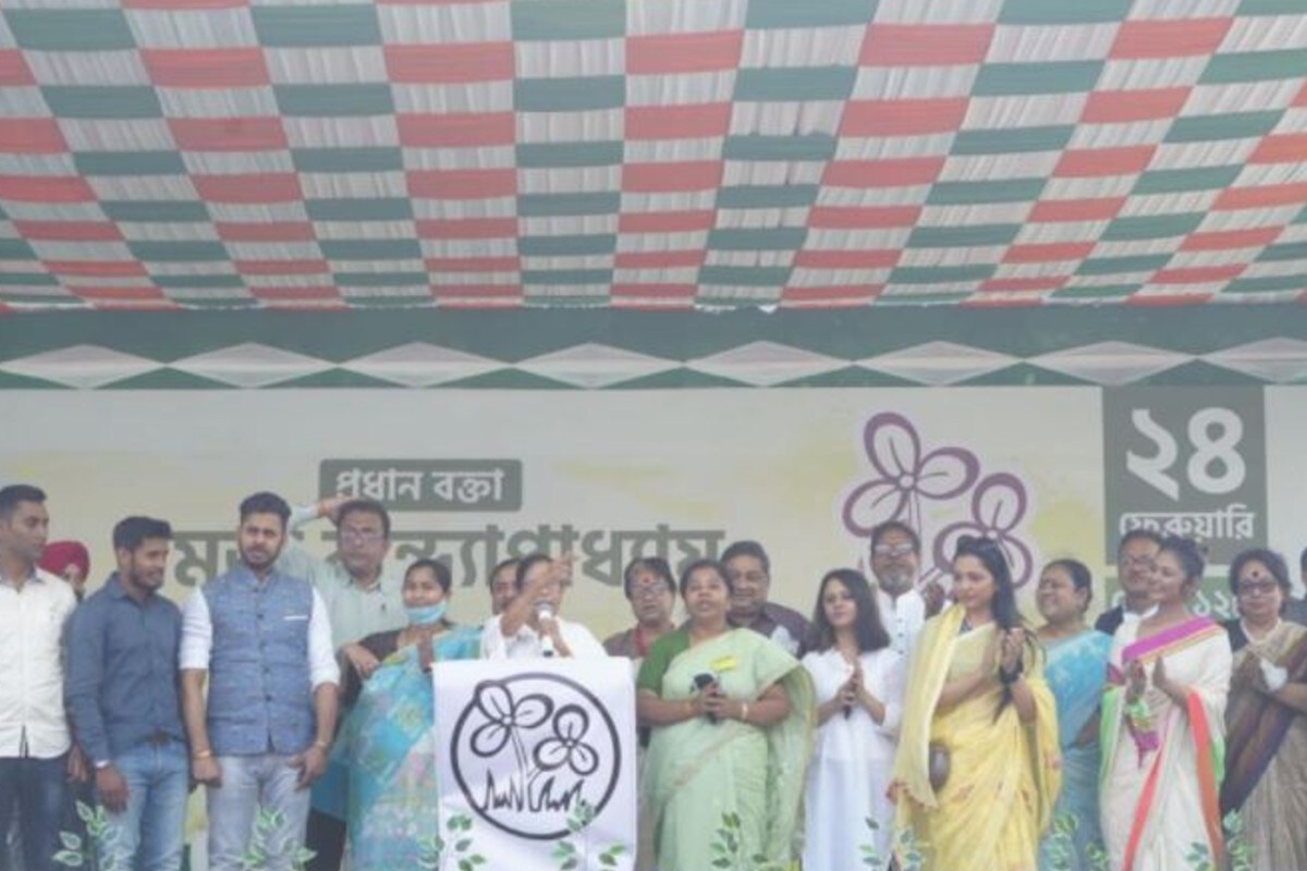 টলি অভিনেতা কাঞ্চন মল্লিক ইন্ডাস্ট্রিতে অভিনেতা রুদ্রনীল ঘোষের বন্ধু হিসেবেই পরিচিত। সেই কাঞ্চনও আজ তৃণমূলে যোগ দিয়ে বলেন, খেলা হবে। দশ বছর পরে কেন এলাম? কারণ দেখছিলাম। দেখলাম উনি ছাড়া আর কেউ পারবে না। টলি অভিনেতা কাঞ্চন মল্লিক ইন্ডাস্ট্রিতে অভিনেতা রুদ্রনীল ঘোষের বন্ধু হিসেবেই পরিচিত। সেই কাঞ্চনও আজ তৃণমূলে যোগ দিয়ে বলেন, খেলা হবে। দশ বছর পরে কেন এলাম? কারণ দেখছিলাম। দেখলাম উনি ছাড়া আর কেউ পারবে না।