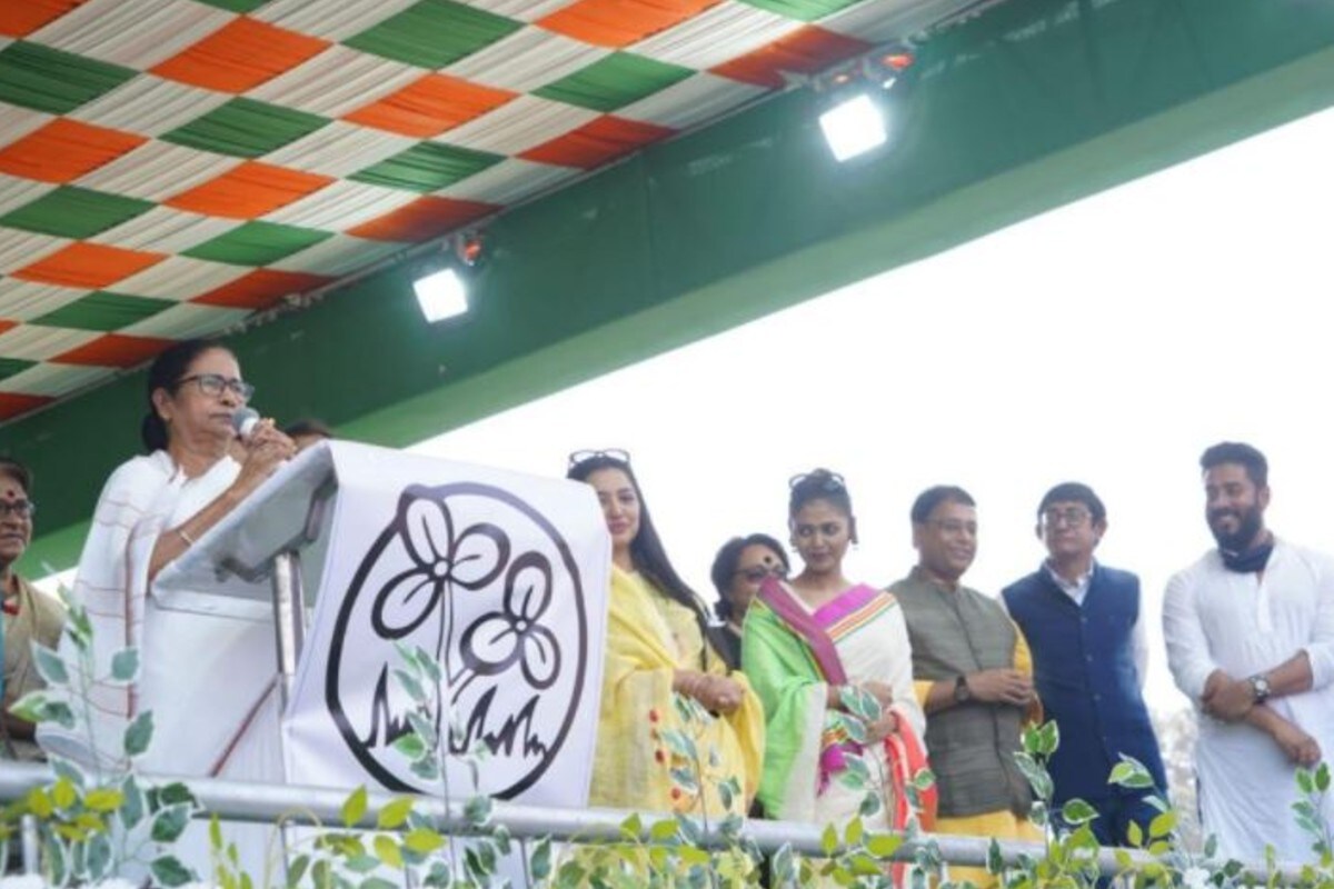 আজ তৃণমূলে যোগ দিলেন অভিনেত্রী সায়নী ঘোষ। সায়নী কি তৃণমূলে যোগ দেবেন, এই নিয়ে বেশ কিছু দিন ধরেই জল্পনা চলছিল। সম্প্রতি একটি টিভি অনুষ্ঠানের তর্কের জেরে অত্যান্তরে পড়েন সায়নী। তাকে ধর্ষণের হুমকি দেওয়া হতে থাকে। বিজেপি নেতা তথাগত রায় তাঁর একটি পুরনো পোস্ট নিয়ে তাঁর বিরুদ্ধে এফআইআর-ও করেন। তাঁকে নিয়ে কুরুচিকর মন্তব্য করে বিতর্ক বাড়িয়েছিলেন বিজেপি নেতা সৌমিত্র খাঁ-ও। সেই সময়ে মমতা বন্দ্যোপাধ্যায়কে পাশে পেয়ে যান সায়নী। আজ তৃণমূলে যোগ দিলেন অভিনেত্রী সায়নী ঘোষ। সায়নী কি তৃণমূলে যোগ দেবেন, এই নিয়ে বেশ কিছু দিন ধরেই জল্পনা চলছিল। সম্প্রতি একটি টিভি অনুষ্ঠানের তর্কের জেরে অত্যান্তরে পড়েন সায়নী। তাকে ধর্ষণের হুমকি দেওয়া হতে থাকে। বিজেপি নেতা তথাগত রায় তাঁর একটি পুরনো পোস্ট নিয়ে তাঁর বিরুদ্ধে এফআইআর-ও করেন। তাঁকে নিয়ে কুরুচিকর মন্তব্য করে বিতর্ক বাড়িয়েছিলেন বিজেপি নেতা সৌমিত্র খাঁ-ও। সেই সময়ে মমতা বন্দ্যোপাধ্যায়কে পাশে পেয়ে যান সায়নী।