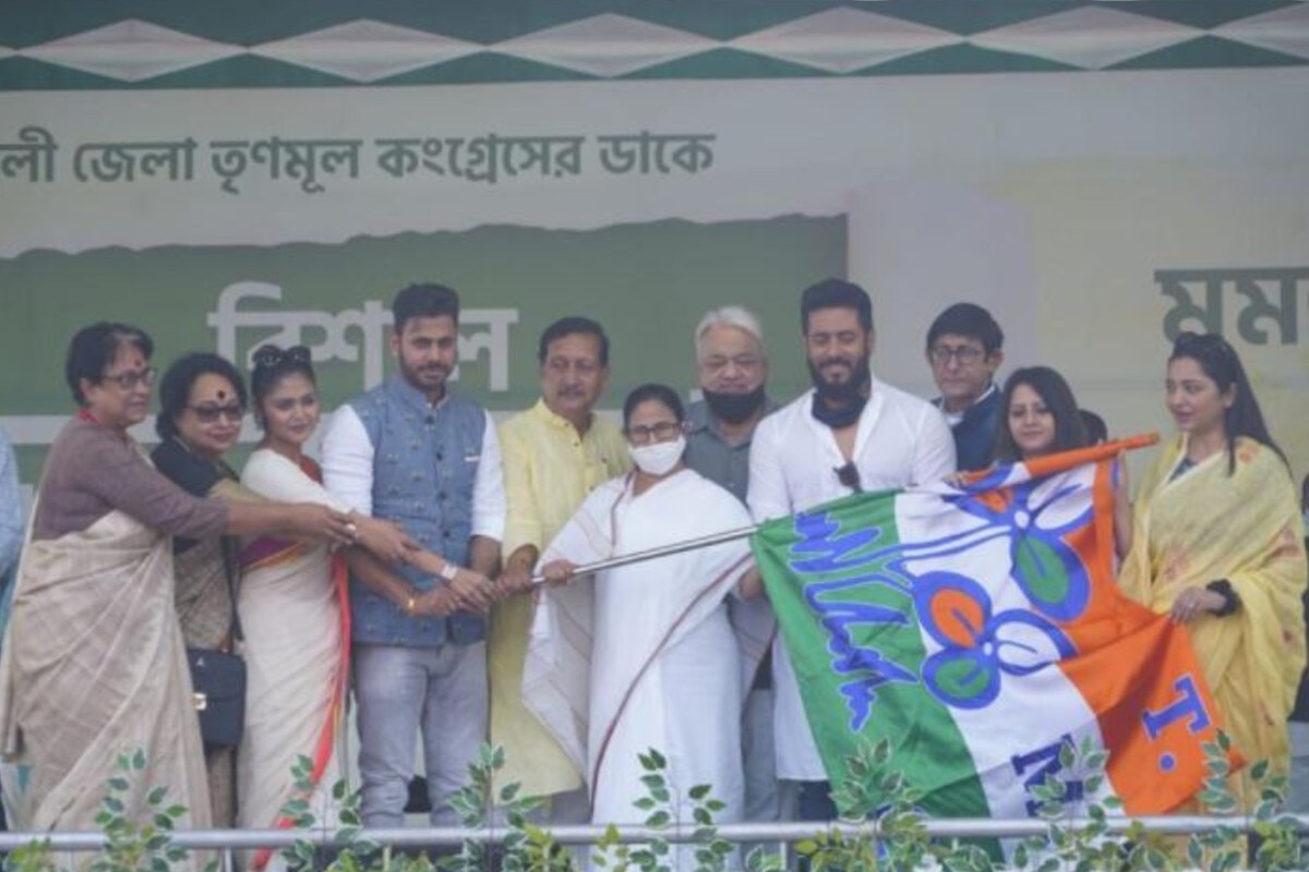 সরাসরি না হলেও পরিচালক রাজ চক্রবর্তী ও অভিনেত্রী জুন মালিয়া বরাবরই মমতা বন্দ্যোপাধ্য়ায়ের সমর্থক ছিলেন। তাঁরাও আজ আনুষ্ঠানিক ভাবে তৃণমূলে যোগ দিলেন। ন মালিয়ে নিজে মুখেই জানিয়েছেন, রাজনীতি তিনি ততটা বোঝেন না। কিন্তু যে মহিলা এতদিন ধরে মানুষের জন্য কাজ করেছেন, সেই মমতা বন্দ্যোপাধ্যায়ের সঙ্গে তিনি মানুষের জন্য কাজ করতে চান। সরাসরি না হলেও পরিচালক রাজ চক্রবর্তী ও অভিনেত্রী জুন মালিয়া বরাবরই মমতা বন্দ্যোপাধ্য়ায়ের সমর্থক ছিলেন। তাঁরাও আজ আনুষ্ঠানিক ভাবে তৃণমূলে যোগ দিলেন। ন মালিয়ে নিজে মুখেই জানিয়েছেন, রাজনীতি তিনি ততটা বোঝেন না। কিন্তু যে মহিলা এতদিন ধরে মানুষের জন্য কাজ করেছেন, সেই মমতা বন্দ্যোপাধ্যায়ের সঙ্গে তিনি মানুষের জন্য কাজ করতে চান।