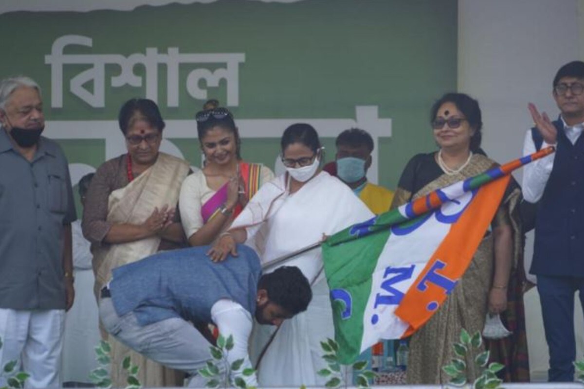 সায়নীর মতোই জল্পনা চলছিল ক্রীড়া জগতের তারকা মনোজ তিওয়ারিকে নিয়েও। দিন কয়েক আগে দল ছেড়েছেন লক্ষ্মীরতন শুক্লা, এই সময়ে আরেক ক্রিকেটার মনোজের যোগদানকে লক্ষ্মীলাভ হিসেবেই দেখছে ঘাসফুল শিবির। সায়নীর মতোই জল্পনা চলছিল ক্রীড়া জগতের তারকা মনোজ তিওয়ারিকে নিয়েও। দিন কয়েক আগে দল ছেড়েছেন লক্ষ্মীরতন শুক্লা, এই সময়ে আরেক ক্রিকেটার মনোজের যোগদানকে লক্ষ্মীলাভ হিসেবেই দেখছে ঘাসফুল শিবির।