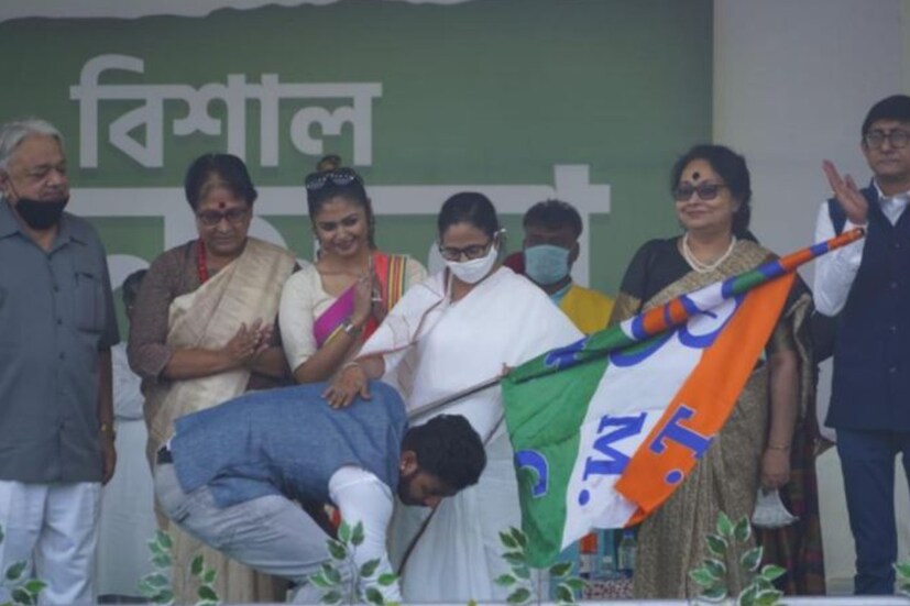 সায়নীর মতোই জল্পনা চলছিল ক্রীড়া জগতের তারকা মনোজ তিওয়ারিকে নিয়েও। দিন কয়েক আগে দল ছেড়েছেন লক্ষ্মীরতন শুক্লা, এই সময়ে আরেক ক্রিকেটার মনোজের যোগদানকে লক্ষ্মীলাভ হিসেবেই দেখছে ঘাসফুল শিবির। 