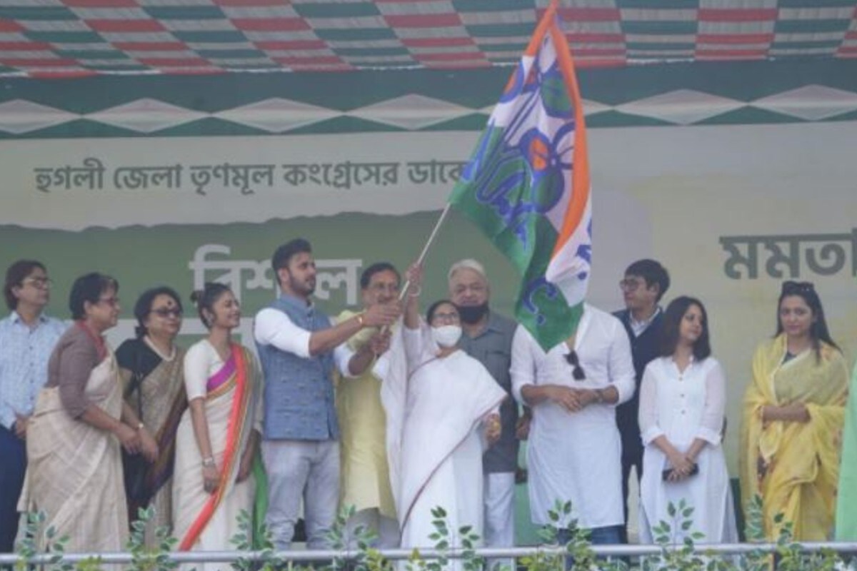 এদিন তৃণমূলে যোগ দিয়েছেন অভিনেত্রী মানালি দেও। তৃণমূলে যোগ দিয়েই অভিনেতা রুদ্রনীল ঘোষকে তিনি খোঁচা দিয়েছেন।তিনি বলেন, আমি মাকে হারাবার পরে দিদি আমার পাশে দাঁড়িয়েছিলেন। আমি সাতেও থাকি, পাঁচে থাকি। আমরা বাংলার মানুষ নিজের মেয়েকেই চাই। বাংলার মানুষ বাংলার মেয়েকেই চায়। এদিন তৃণমূলে যোগ দিয়েছেন অভিনেত্রী মানালি দেও। তৃণমূলে যোগ দিয়েই অভিনেতা রুদ্রনীল ঘোষকে তিনি খোঁচা দিয়েছেন।তিনি বলেন, আমি মাকে হারাবার পরে দিদি আমার পাশে দাঁড়িয়েছিলেন। আমি সাতেও থাকি, পাঁচে থাকি। আমরা বাংলার মানুষ নিজের মেয়েকেই চাই। বাংলার মানুষ বাংলার মেয়েকেই চায়।