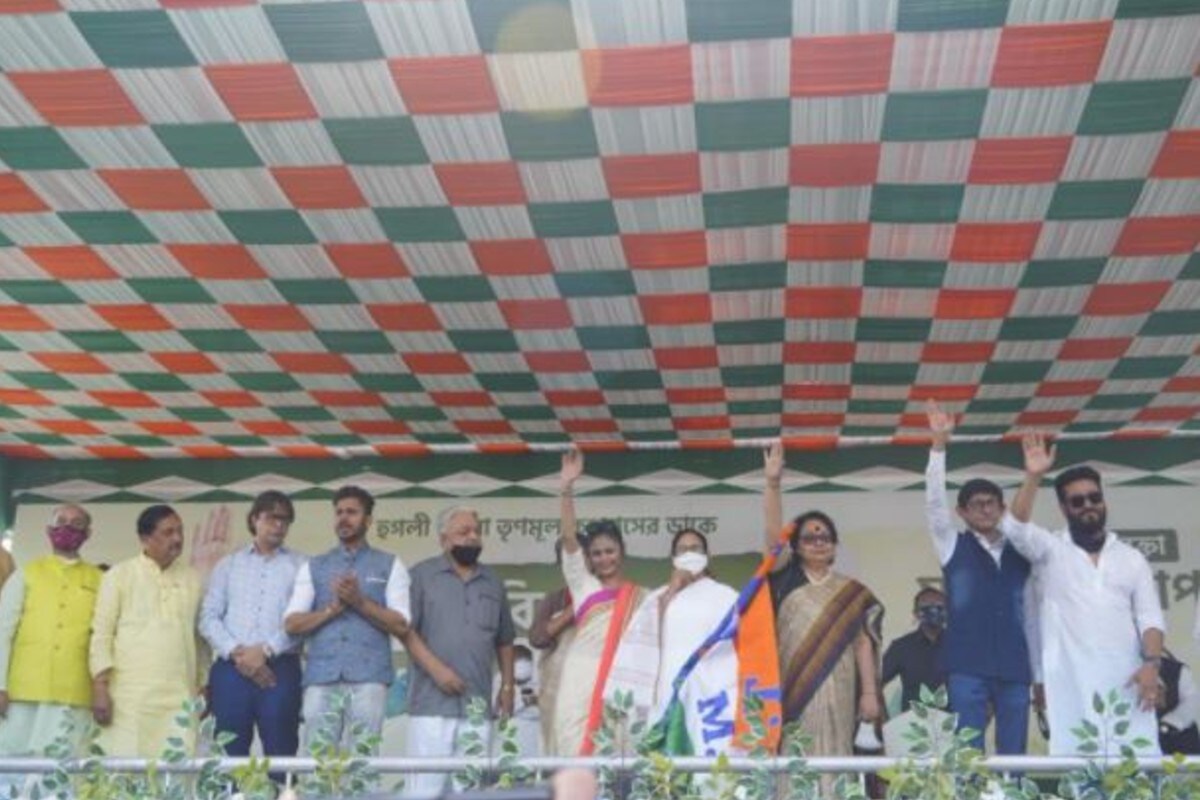 সায়নী ঘোষ তৃণমূলের দলীয় পতাকা মমতা বন্দ্যোপাধ্যায়ের হাত থেকে তুলে নেন। সঙ্গে বলেন, সায়নী ঘোষ তৃণমূলের দলীয় পতাকা মমতা বন্দ্যোপাধ্যায়ের হাত থেকে তুলে নেন। সঙ্গে বলেন,