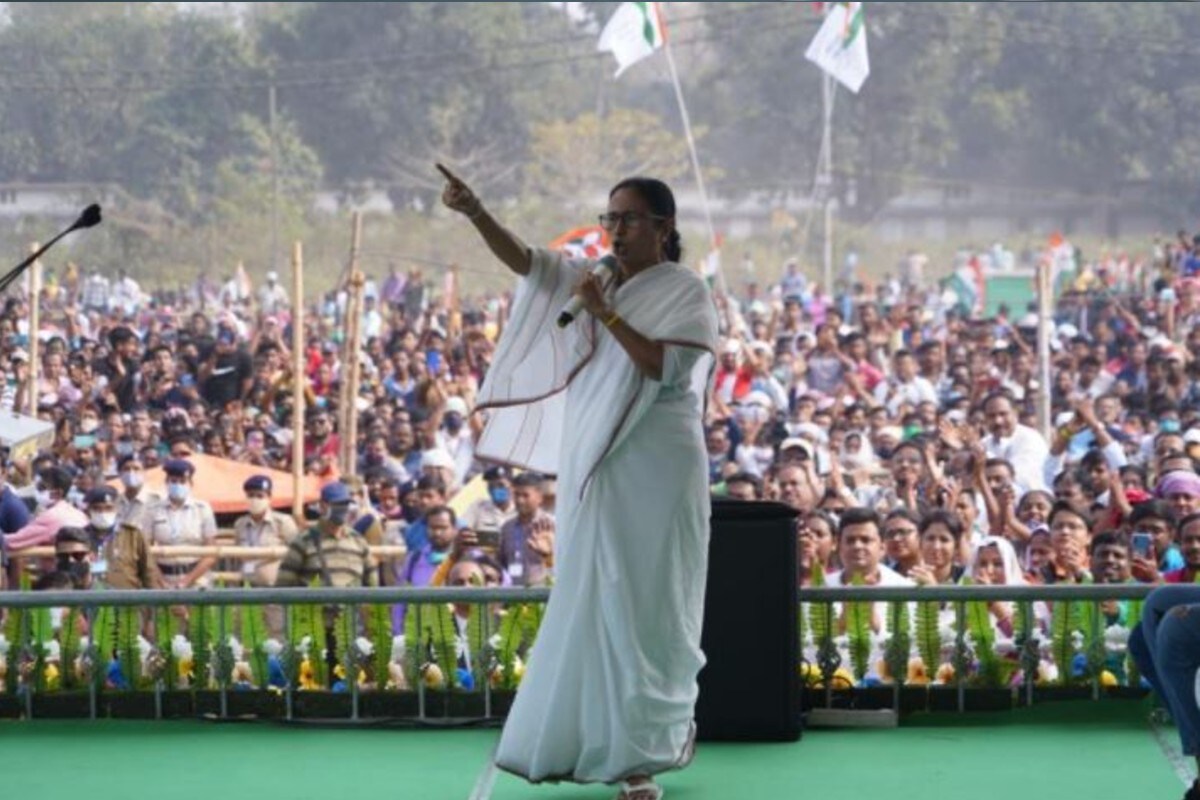 রুজিরা বন্দ্যোপাধ্যায়ের নাম না করেই মমতা বন্দ্যোপাধ্যায় সাহাগঞ্জের সভা থেকে বলেন, রুজিরা বন্দ্যোপাধ্যায়ের নাম না করেই মমতা বন্দ্যোপাধ্যায় সাহাগঞ্জের সভা থেকে বলেন,