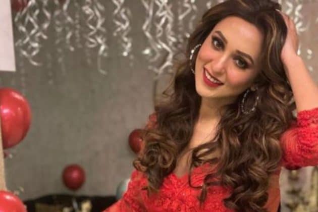 টলি পাড়ার আরও এক সিঙ্গল অভিনেত্রী মিমি চক্রবর্তী। এত সুন্দরী, এত সফল, তাও কেন সিঙ্গল? এই প্রশ্নের মুখে তাঁকে পড়তেই হয়। কিন্তু মনের মতো মানুষ না পেলে কি আর প্রেমে পড়া যায়! তেমনই অবস্থা হয়তো মিমিরও। তবে কিছুদিন আগে দিদি নম্বর ওয়ানে বলেছেন মনের মতো মানুষ পেলে বিয়ে তিনি করবেন। টলি পাড়ার আরও এক সিঙ্গল অভিনেত্রী মিমি চক্রবর্তী। এত সুন্দরী, এত সফল, তাও কেন সিঙ্গল? এই প্রশ্নের মুখে তাঁকে পড়তেই হয়। কিন্তু মনের মতো মানুষ না পেলে কি আর প্রেমে পড়া যায়! তেমনই অবস্থা হয়তো মিমিরও। তবে কিছুদিন আগে দিদি নম্বর ওয়ানে বলেছেন মনের মতো মানুষ পেলে বিয়ে তিনি করবেন।