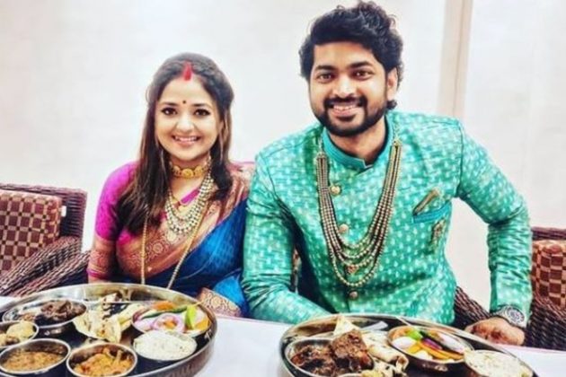 হয়ে গেল অভিনেতা ওম সাহানি ও মিমি দত্তর রিসেপশন। বউভাত থেকে সন্ধে বেলার রিসেপশনে সর্বত্রই ছিল চমক। এসেছিলেন মিমি ও ওমের বন্ধুরাও। দেখে নেওয়া যাক কিছু মুহূর্ত। হয়ে গেল অভিনেতা ওম সাহানি ও মিমি দত্তর রিসেপশন। বউভাত থেকে সন্ধে বেলার রিসেপশনে সর্বত্রই ছিল চমক। এসেছিলেন মিমি ও ওমের বন্ধুরাও। দেখে নেওয়া যাক কিছু মুহূর্ত।