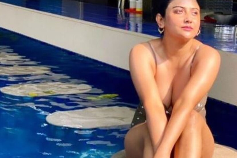  অন্যদিকে অভিনেত্রী পার্নো মিত্রর গোয়ায় গিয়ে এই সুইম স্যুট পরেছেন। সূর্যস্নাত এই ছবিও সোশ্যাল মিডিয়ায় উত্তাপ ছড়িয়েছে। 