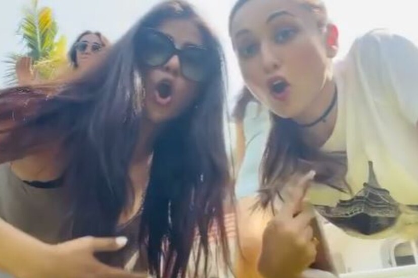 তবে শুধু ফোটো সেশন নয়। গোয়া গিয়ে মজা মশকরাও করেছেন মিমি ও পার্নো। এই মুহূর্তে ট্রেন্ডিং 'পার্টি হো রাহি হ্যায়'-তে দুজনে খুব নাচানাচি করেছেন। সেই ভিডিও সোশ্যাল মিডিয়ায় শেয়ার হতেই ভাইরাল হয়েছে। 