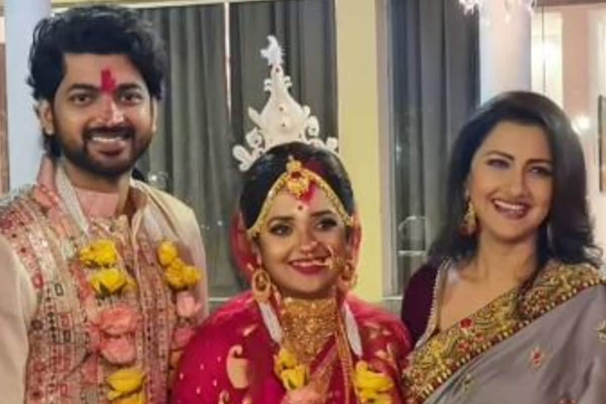 এদিন ওম ও মিমির বিয়েতে অন্যতম অতিথি ছিলেন অভিনেত্রী রচনা বন্দ্যোপাধ্যায়। নবদম্পতির সঙ্গে ছবিও তুললেন রচনা। শুভেচ্ছাও জানালেন তাঁদের। এদিন ওম ও মিমির বিয়েতে অন্যতম অতিথি ছিলেন অভিনেত্রী রচনা বন্দ্যোপাধ্যায়। নবদম্পতির সঙ্গে ছবিও তুললেন রচনা। শুভেচ্ছাও জানালেন তাঁদের।