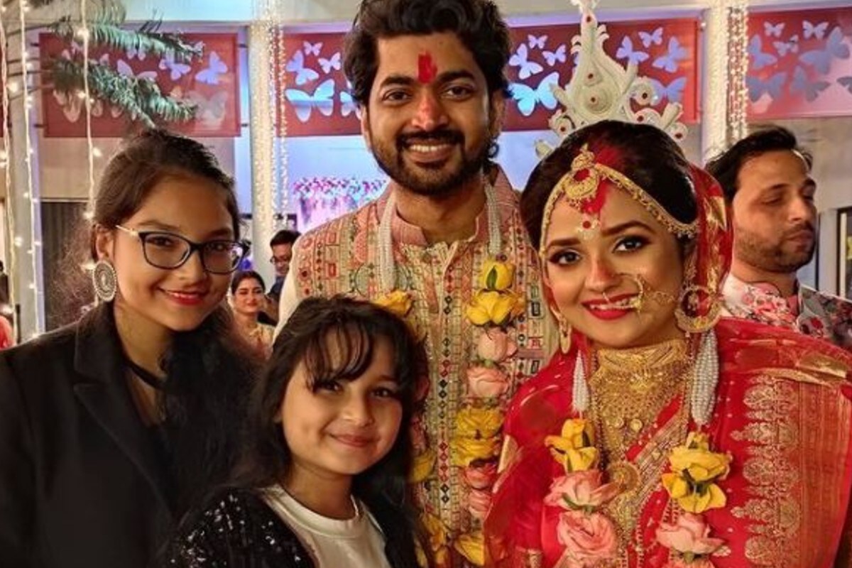 বিয়েতে এসেছিল শিশুঅভিনেতা আর্শিয়া মুখোপাধ্যায়। টেলিভিশন দর্শক যাকে ভুতু নামেই চেনেন। পর্দায় ভুতুর মায়ের চরিত্রে অভিনয় করেছিলেন মিমি দত্ত। বিয়েতে এসেছিল শিশুঅভিনেতা আর্শিয়া মুখোপাধ্যায়। টেলিভিশন দর্শক যাকে ভুতু নামেই চেনেন। পর্দায় ভুতুর মায়ের চরিত্রে অভিনয় করেছিলেন মিমি দত্ত।