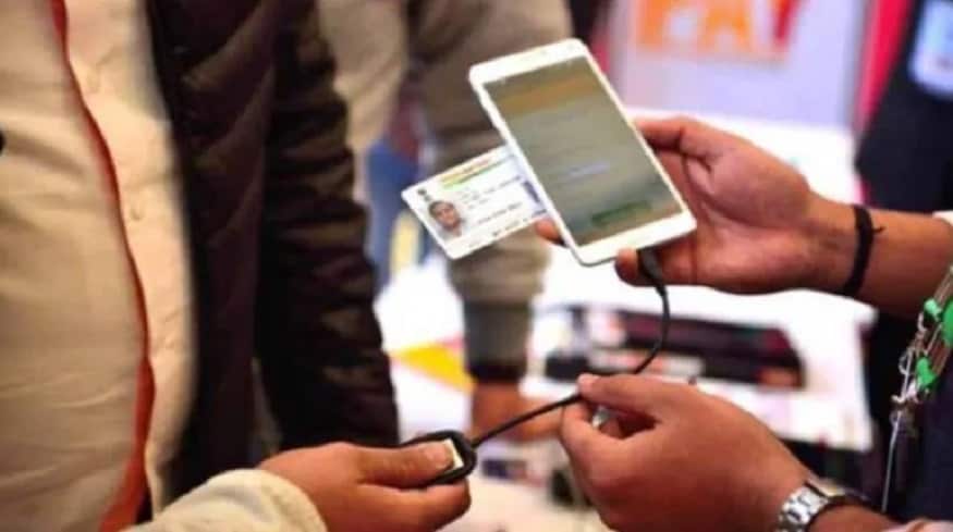 কোথায় ব্যবহার করা যেতে পারে mAadhaar অ্যাপ? এয়ারপোর্ট ও রেলওয়েতে mAadhaar প্রোফাইলকে বৈধ ID প্রুফ হিসেবে বিবেচনা করা হয়। কোনও সার্ভিস প্রোভাইডারের সঙ্গে eKYC বা QR কোড শেয়ার করতেও এই অ্যাপ ব্যবহার করা হয়। কোথায় ব্যবহার করা যেতে পারে mAadhaar অ্যাপ? এয়ারপোর্ট ও রেলওয়েতে mAadhaar প্রোফাইলকে বৈধ ID প্রুফ হিসেবে বিবেচনা করা হয়। কোনও সার্ভিস প্রোভাইডারের সঙ্গে eKYC বা QR কোড শেয়ার করতেও এই অ্যাপ ব্যবহার করা হয়।