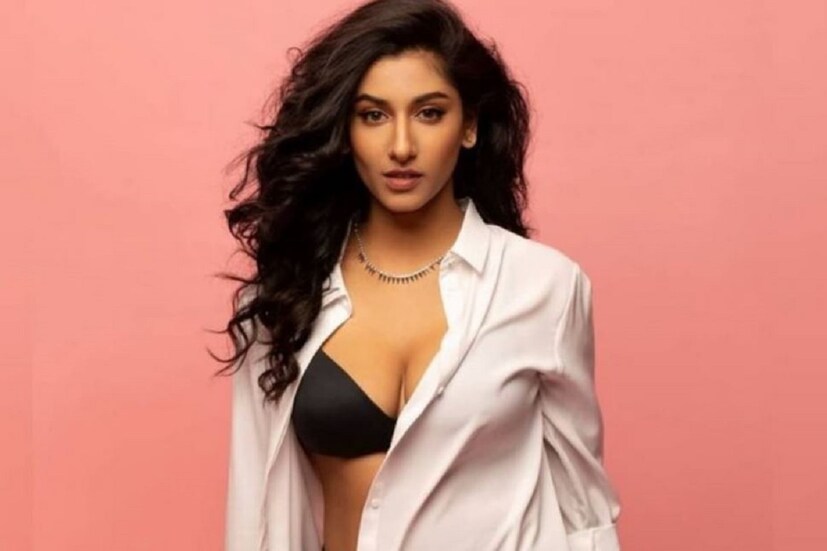 এখন গ্লোবালের যুগ৷ শুধুমাত্র যে অভিনেত্রীদের চেনেন তাঁদের ছবি দেখে বা তাঁদের রূপসাগরে ডুব দিয়েই ফ্যানরা ক্ষান্ত হন না৷ সোশ্যাল মিডিয়ার হাত ধরে অভিনেতা-অভিনেত্রীরা পৌঁছে যান ঘরে ঘরে বা ফোনে োফোনে৷ দক্ষিণী  (Tollywood ) ও ভোজপুরি  (Bhojpuri) ছবির সাহসী নায়িকা বিষ্ণুপ্রিয়ার  সাহসী  (Bold Photo) ছবিতে নেটিজেনদের মনে আগুন৷  Photo Courtesy- Bishnupriya/ Instagram