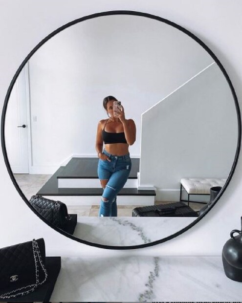 ইসাবেলাকে জ্যাকেট পরে নিতে বলে ফ্লাইট অ্যাটেনডেন্ট৷ সেই সময় ইসাবেলার কাছে কোনও জ্যাকেট ছিল না৷ তাই ফ্লাইট অ্যাটেনডেন্ট তাঁর টিমের সঙ্গে কথা বলে তাঁর জন্য একটি জ্যাকেট আনিয়ে দেয়৷ মডেল একটি কালো ক্রপ টপ ও ব্লু জিনস পরেছিলেন৷ Photo Courtesy- Isabelle Eleanore/Instagram 