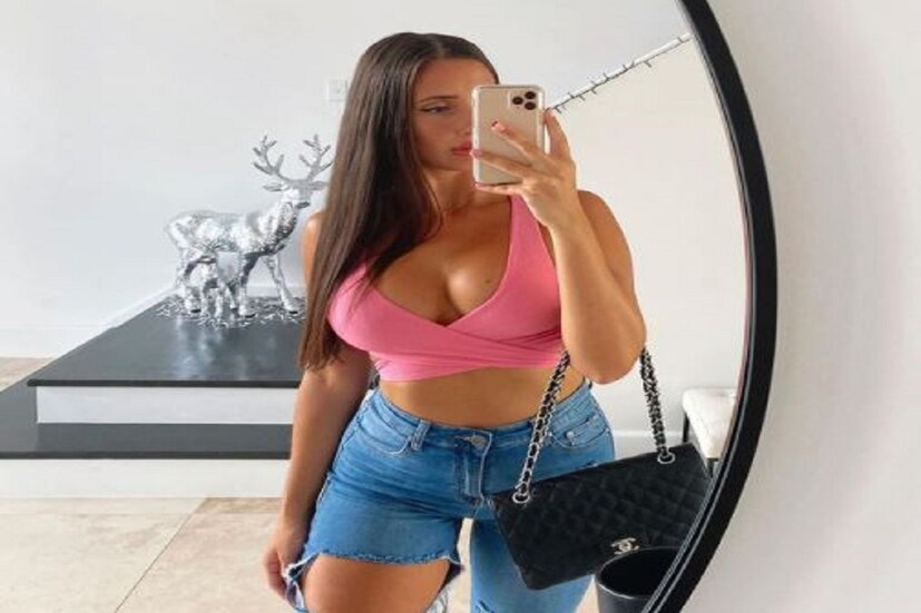 ইসাবেলা এলানোরে একজন ইনস্টাগ্রাম মডেল ৷ তাঁকে যদি নাও চিনে থাকেন এবার তাঁকে চিনে নিতে পারবেন৷ কারণ এমন কাণ্ড ঘটিয়েছে অস্ট্রেলিয়ান এয়ারলাইন্স জেটস্টারের স্টাফরা যে যাঁরা ডাকসাইটে এই আন্তর্জাতিক সুন্দরীকে চিনতেন না তাঁরাও চিনে ফেলেছেন৷ Photo Courtesy- Isabelle Eleanore/Instagram 