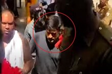 হাতে জবা ফুলের মালা মাতৃদর্শনে মন্দির প্রাঙ্গনে ধোনি,দেখে নিন ধোনির মাতৃআরাধনা হাতে জবা ফুলের মালা মাতৃদর্শনে মন্দির প্রাঙ্গনে ধোনি,দেখে নিন ধোনির মাতৃআরাধনা