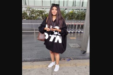 ঢিলেঢালা পোশাক, চোখে এত্তবড় চশমা, কোথায় চললেন পর্নো মিত্র? দেখুন